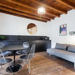 - Downtown Apartment Mailand